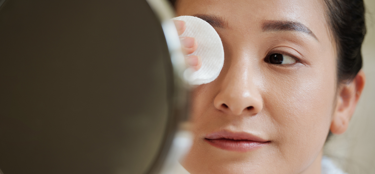 Visuel d'une femme s'appliquant de l'eau démaquillante bio yeux sensibles Cattier sur les yeux