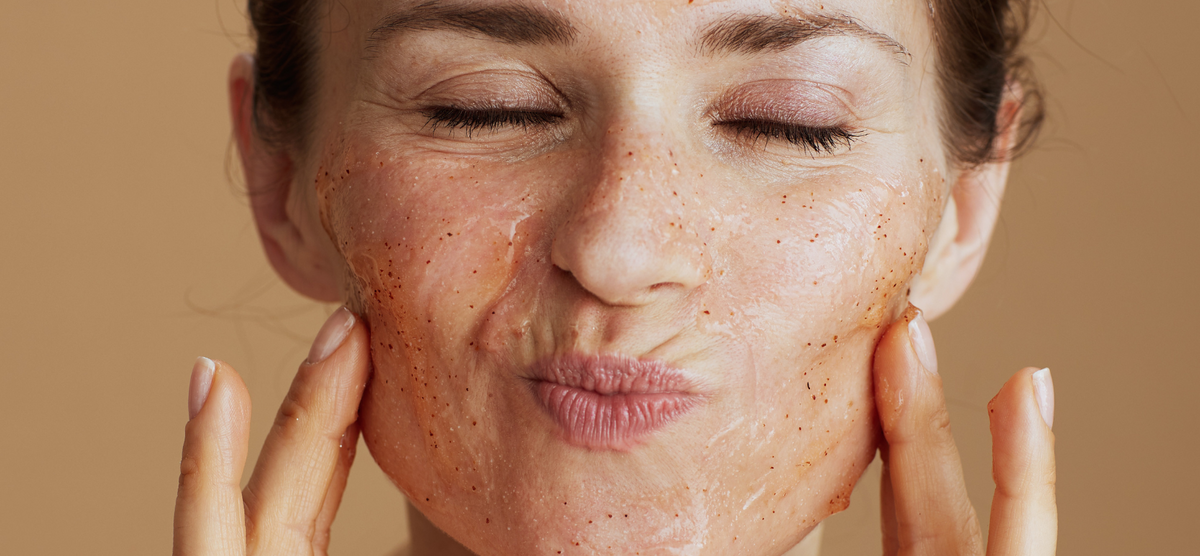 Visuel d'un pot de gelée  exfoliante corps bio Cattier ouvert avec la texture visible