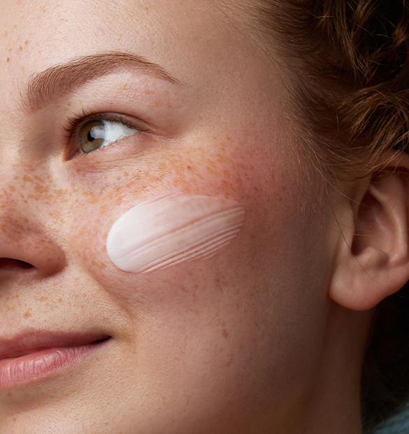 visuel application Duo peaux sensibles Cattier sur la joue d'une femme