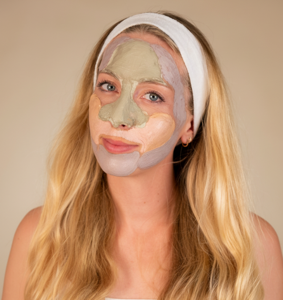 Femme souriante portant le multi-masking Cattier sur le visage