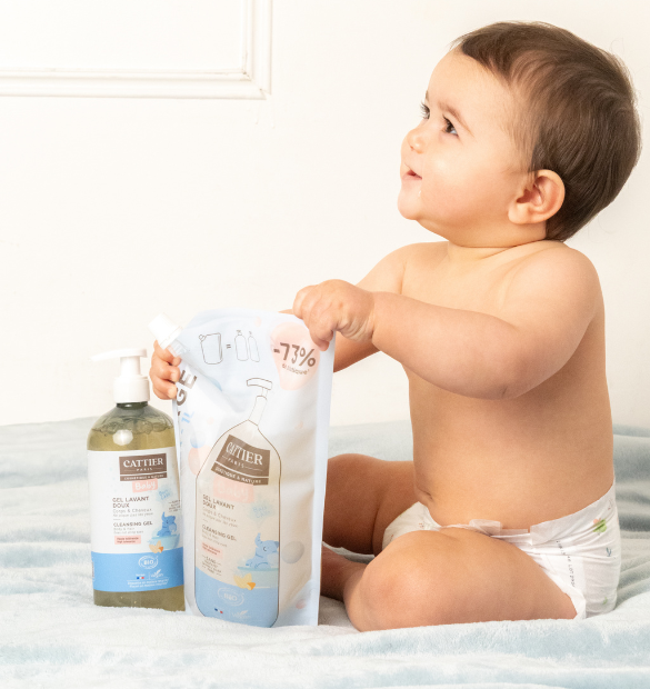 Bébé avec la routine gel lavant et recharge