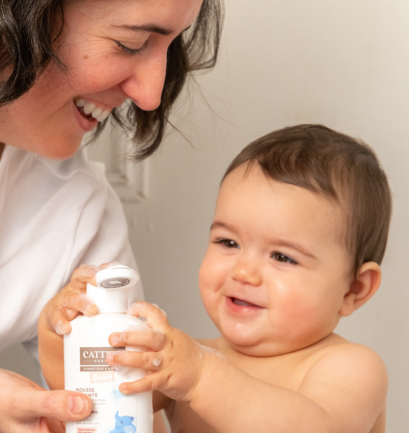 Bébé et sa maman utilisant la mousse lavante de la routine essentiels