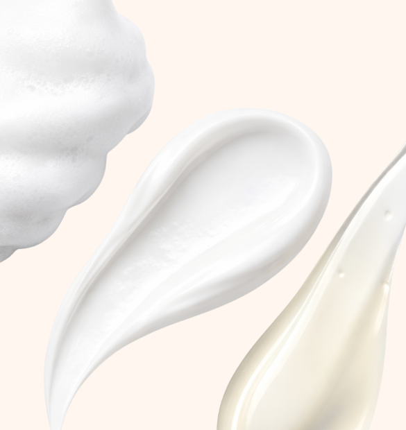 Textures des essentiels bébé : mousse lavante, lait de toilette et liniment lait nettoyant