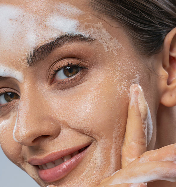 Visuel utilisation flacon mousse nettoyante visage Cattier
